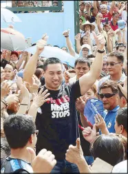  ?? BOY SANTOS ?? San Juan City Vice Mayor Francis Zamora is surrounded by his supporters in Barangay Kabayanan before filing an election protest yesterday.