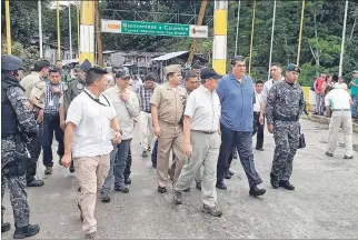  ?? CORTESÍA ?? Visita. Los ministros de Defensa, Oswaldo Jarrín, y de Interior, Mauro Toscanini, en el recorrido en Sucumbíos.