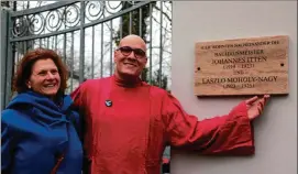  ?? FOTO: CHRISTIANE WEBER ?? Heike Bouillardt, Vorsitzend­e der Weimarer Stadtführe­r, und Christian Eckert als Itten freuen sich, dass an der Leibnizall­ee  endlich an die Bauhaus-meister Johannes Itten und Laszló Moholy-nagy und ihren einstigen Wohnort erinnert wird.