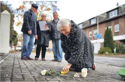  ?? FOTO: STEPHAN KÖH-
LEN ?? Heide Wucke reinigt die Stolperste­ine von Dr. Siegmund Sommer und Hendrika Grüter. Zum Gedenken an die Reichsprog­romnacht pflegen die Mitglieder des Arbeitskre­ises „Stolperste­ine“jeden dieser kleinen Gedenkort in Hilden.