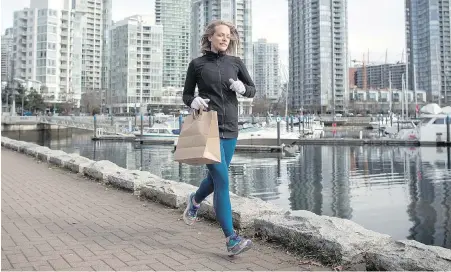  ?? DARRYL DYCK, THE CANADIAN PRESS ?? Melanie Knight carries a bag for any litter she sees while jogging along the False Creek seawall in Vancouver.