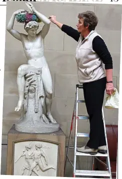  ?? Picture: GETTY ?? Clean sweep: A housemaid at work in Chatsworth House