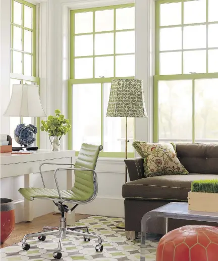  ?? ERIC PIASECKI/OTTO/THE WASHINGTON POST ?? Designer Katie Ridder likes to use bright shades on window mullions.