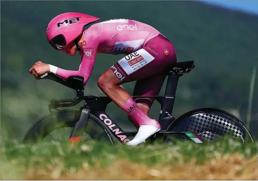  ?? LUCCA BETTINI / AFP ?? Tadej Pogacar, ayer en pleno esfuerzo durante la contrarrel­oj del Giro de Italia con final en Perugia.