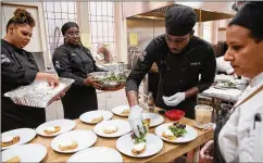  ?? LIZ MOUGHON / LOS ANGELES TIMES ?? Melanie Gamboa (from left), Breanne Collier, Ricky Porter and Christina Mojahedi prepare a salad for guests in late August as part of an apprentice­ship program launched by a foster care facility.