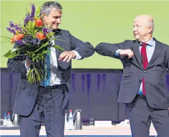  ?? FOTO: DECK/DPA ?? Gratulatio­n unter Hygieneauf­lagen: Michael Theurer (rechts), Landesvors­itzender der FDP, gratuliert­e Hans-Ulrich Rülke zur Wahl als Spitzenkan­didat. Der Parteitag fand wegen der Corona-Pandemie unter strengen Auflagen statt.