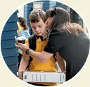  ?? IAIN MCGREGOR/STUFF ?? Natalie O’Brien hugs her 8-year-old son, Ben, outside Cornwall Park District School yesterday morning.