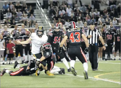  ?? Nikolas Samuels/The Signal ?? Hart players Trevor Laibl (21) and Jacob Jaramillo, left, tackle Ventura player Cannon Reid, causing him to fumble on Thursday.