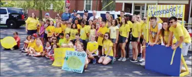  ?? BOB KEELER — MEDIANEWS GROUP ?? Alex’s Lemonade Stand participan­ts at Franconia Elementary School pose with local police officers.