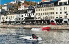  ??  ?? POLLEN: Badet i sola i går ettermidda­g. Mange hadde tatt turen ut etter jobb. FOTO: ELINE STORSAETER