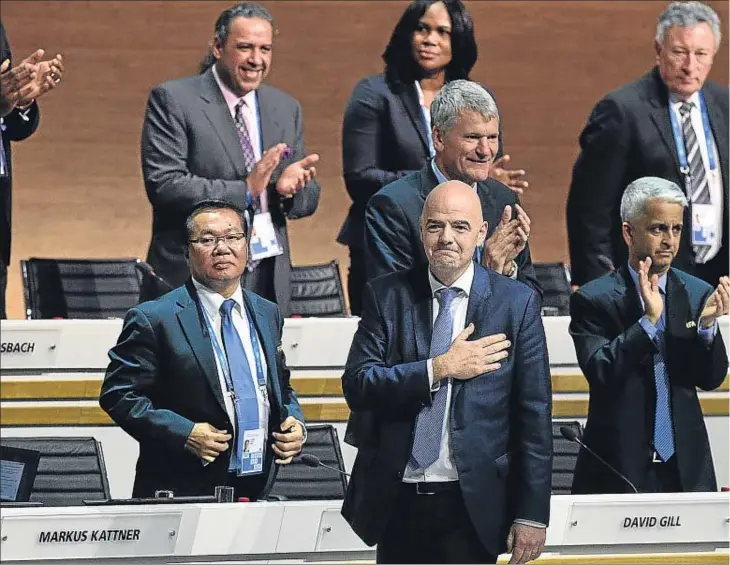  ??  ?? Un emocionado Gianni Infantino, ayer en Zurich tras conocerse los resultados que le daban como vencedor de las elecciones de la FIFA