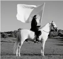  ?? ?? MARINA ABRAMOVIĆ
The Hero, 2001.
Vídeo monocanal (blanco y negro con sonido),
14 minutos y 19 segundos. Cortesía de Marina Abramović Archives.
© Marina Abramović