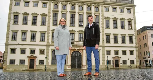  ?? Foto: Klaus Rainer Krieger ?? Vor der Entscheidu­ng am Sonntag stellten sich Eva Weber und Dirk Wurm zusammen auf den menschenle­eren Rathauspla­tz.