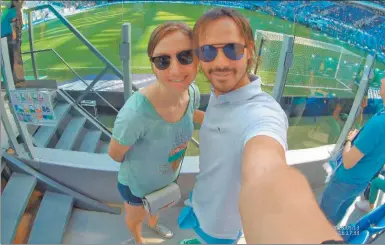  ?? FOTOS: GENTILEZA MATIAS MORET ?? SIN ESCALAS. María y Matías, en Rusia alentando a la Selección (arriba). En el Obelisco, cuando ella se vino a vivir al país (izq.).