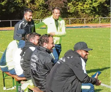  ?? Foto: Hieronymus Schneider ?? Da hatte der SV Türkgücü gut lachen. Spielertra­iner Ajet Abazi und seine Jungs besiegten das schwache Team des SV Hammer schmiede beinahe zweistelli­g.