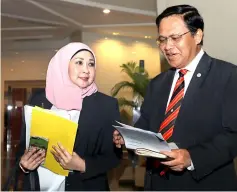  ??  ?? Dr Abdul Rahman (right) and Hasidah engage in a chat after attending the afternoon session.