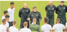  ?? FOTO: DPA ?? U21-Trainer Stefan Kuntz (Mitte) sagt seinem Team wo es lang geht auf dem Weg zur Europameis­terschaft.