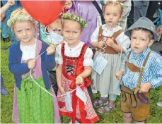  ?? FOTO: UST ?? Ein schönes Bild, wenn schon die Kleinsten Dirndlklei­dchen und Lederhose tragen, mit Blumenkrän­zchen und Hut auf dem Kopf.