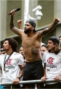  ?? Claudia Martini/Futura Press/Folhapress ?? 3
1 Jogadores e técnico
Jorge Jesus durante desfile no centro do Rio de Janeiro
2 Torcedores recepciona­m campeões da Libertador­es
3 Gabigol, herói do título ao marcar os dois gols na final contra o River Plate
4 Dispersão da festa acaba em conflitos entre policiais militares e torcedores
5 O governador Wilson Witzel pega carona na celebração rubro-negra