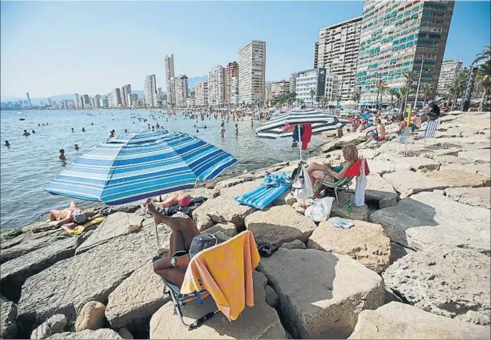  ?? MANUEL LORENZO / EFE ?? Milers de turistes han gaudit del sol i el mar a la platja de Llevant de Benidorm l’últim cap de setmana d’agost