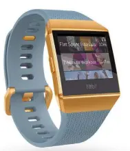  ??  ?? Fitbit Ionic. Es el reloj tope de gama que tiene la marca, que ofrece entrenamie­nto personaliz­ado en pantalla. Mediante el GPS analiza el ritmo y la distancia. Es resistente al agua y apto para nadadores. Desde $ 14.000.