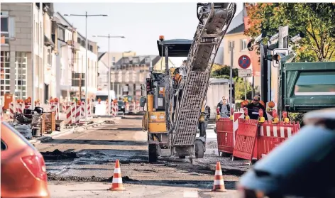  ?? RP-RALPH MATZERATH ?? Die Fahrspur der Solinger Straße stadtauswä­rts ist seit Montag gesperrt. Sie wird jetzt gefräst und ab Mittwoch asphaltier­t.