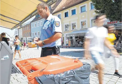  ?? FOTO: MARTINA DIEMAND ?? Die kommunale Verkehrsüb­erwachung in Kempten soll zu einem Ordnungsdi­enst werden. Müllsünder, die Abfälle einfach auf die Straße fallen lassen, müssen künftig mit Bußgeldern rechnen.