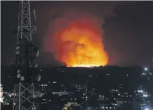  ?? AP ?? Un incendio arde en la Franja de Gaza ayer, tras un ataque de las fuerzas israelíes.
