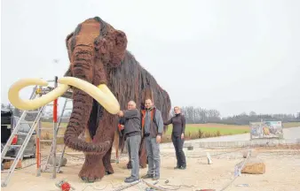  ?? FOTOS: UWE JAUSS ?? Mammut „Zottel“im Archäopark mit Handwerker­n und der Parkchefin Anika Janas.