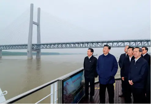  ?? Xinhua ?? 26 de abril de 2018. Xi Jinping inspeccion­a el ambiente ecológico y el desarrollo del Cinturón Económico del Río Yangtsé.