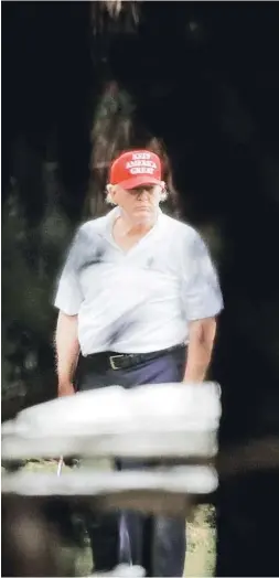  ??  ?? El Presidente Donald Trump juega al golf en su club de West Palm Beach, Florida, el 30 de diciembre pasado.