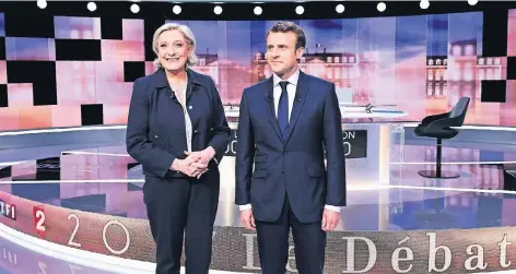  ?? FOTO: AFP ?? Da lächeln sie noch: Marine Le Pen und Emmanuel Macron kurz vor Beginn des TV-Duells, das von den beiden größten Sendern übertragen wurde.