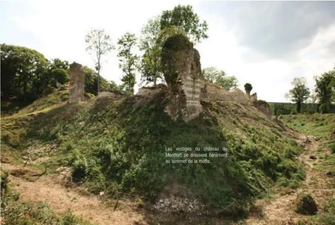  ??  ?? Les vestiges du château de Montfort se dressent fièrement au sommet de la motte.