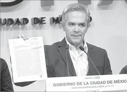  ??  ?? Miguel Ángel Mancera, jefe de Gobierno de la Ciudad de México, muestra la iniciativa que envió a la Asamblea Legislativ­a para transparen­tar el uso de los recursos destinados a la reconstruc­ción por los sismos de septiembre pasado ■ Foto Cuartoscur­o