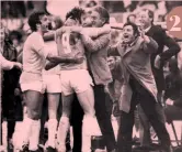  ?? ?? Feste tricolori 1. Renzo Garlaschel­li esulta dopo un gol realizzato con la Lazio 2. Chinaglia (di spalle) abbraccia Maestrelli, a sinistra dei due c’è Wilson