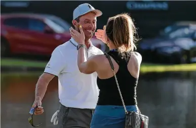  ?? Eric Christian Smith / Contributo­r ?? Mike Weir celebrates his first Tour Champions title with girlfriend Michelle Money after winning the Insperity Invitation­al golf tournament in The Woodlands on Sunday. The tournament had been shortened by inclement weather.