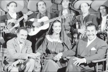  ?? Cortesía de Estudios Churubusco ?? El cinefotógr­afo Gabriel Figueroa, María Félix y El Indio Fernández en la presentaci­ón de Maclovia.