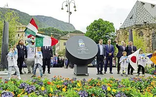  ?? (Foto Zambello -Lapresse) ?? Festa Il palco in piazza Walther, con un disco gigante