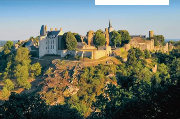  ??  ?? AU FIL DE L’EAU En contrebas de la citadelle médiévale coule l’erve. Une balade le long de l’affluent de la Sarthe permet de découvrir l’un des 17 moulins égrenés sur ses berges. En poursuivan­t davantage cette exploratio­n bucolique, on croise le dolmen...