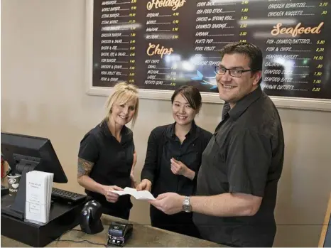  ?? PHOTO: KEVIN FARMER ?? NEW CAFE: Wyalla Cafe and Takeaway manager Roz King (left) with owners Miharu Iwashita and Adam Sacks.