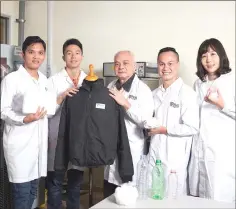  ??  ?? The researcher­s led by Professor Nhan Phan-Thien (third right), Associate Professor Hai Minh Duong (second right) and Dr Zhang Xiwen (right) show one of the use of aerogels. — NUS photo