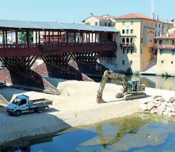  ??  ?? Bloccato Il cantiere per il restauro del Ponte degli Alpini è fermo da tempo