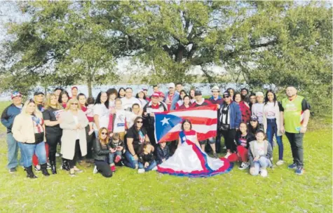  ??  ?? LA FORMAN EN EL LAFRENIERE PARK. Entre besos y abrazos, los boricuas demostraba­n la contentura de compartir entre compatriot­as y sentir que un pedazo de la isla estaba con ellos. En el pasadía degustaron platos típicos y tocaron panderos.