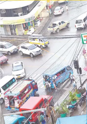  ?? / FILE ?? ■JUNCTION BOX: Ang mga sakyanan nga mohunong sud sa junction box kon naa sa stop signal ang traffic light sama ning naa sa hulagway, angay nang magbantay kay nimando si Cebu City Mayor Tomas Osmeña nga kini dakpon. Di tuod niya ipa-impound ang...