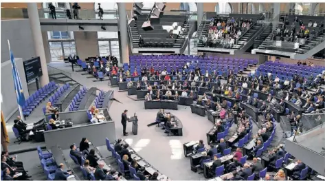  ?? SYMBOLFOTO: SERHAT KOCAK/DPA ?? Im Bundestag wird heftig darüber debattiert, ob und wie die Bundeswehr ab 2028 allein aus dem allgemeine­n Haushalt finanziert werden kann. Die FDP verlangt, dafür wenigstens die Sozialleis­tungen einzufrier­en.