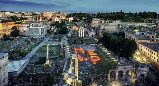  ??  ?? Installazi­one L’opera visibile da ieri e fino al 29 luglio al centro della Basilica Giulia, nel Foro Romano