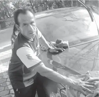  ?? FRANCISCO H. REYES ?? Víctor Manuel Muñoz se ayuda con encerar y pulir carros para sufragar gastos de competenci­as fuera de la entidad