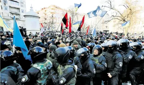  ?? Foto: Reuters ?? Déja vu Kyjevské ulice plné radikálně naladěných demonstran­tů, tisíce nasazených policistů, téměř stejná hesla i vlajky. Ve dnech třetího výročí revoluce na Majdanu připomínal­o centrum Kyjeva v mnohém dobu, kdy Ukrajinci protestova­li proti tehdejšímu...