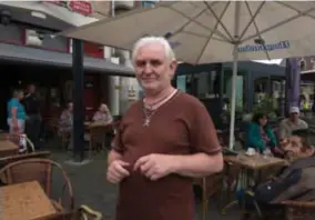  ??  ?? Harry hoopt dat ze van Mortsel opnieuw gewoon een gemeente maken. “Voor Mortsel een stad werd, bruiste het hier meer.”