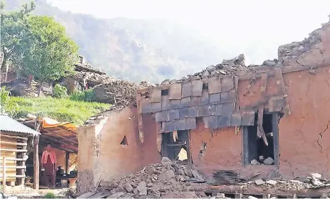  ?? FOTOS: STOCKHAUSE­N ?? Das Dorf Bhadratar wurde größtentei­ls zerstört. Der Wiederaufb­au läuft nur schleppend.